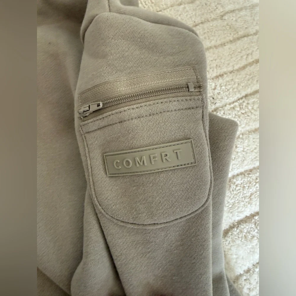 Comfrt Travel Hoodie in Stone - Picture 7 of 10